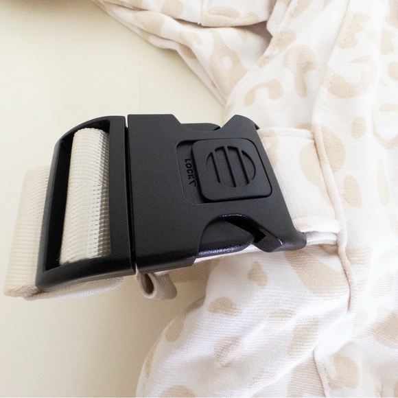 Tushbaby Hip Carrier & Snug Attachment - Picture 12 of 13